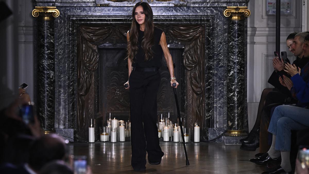 Victoria Beckham Pamer Koleksi Baru Tanpa Dukungan Brooklyn di Paris Fashion Week 2026