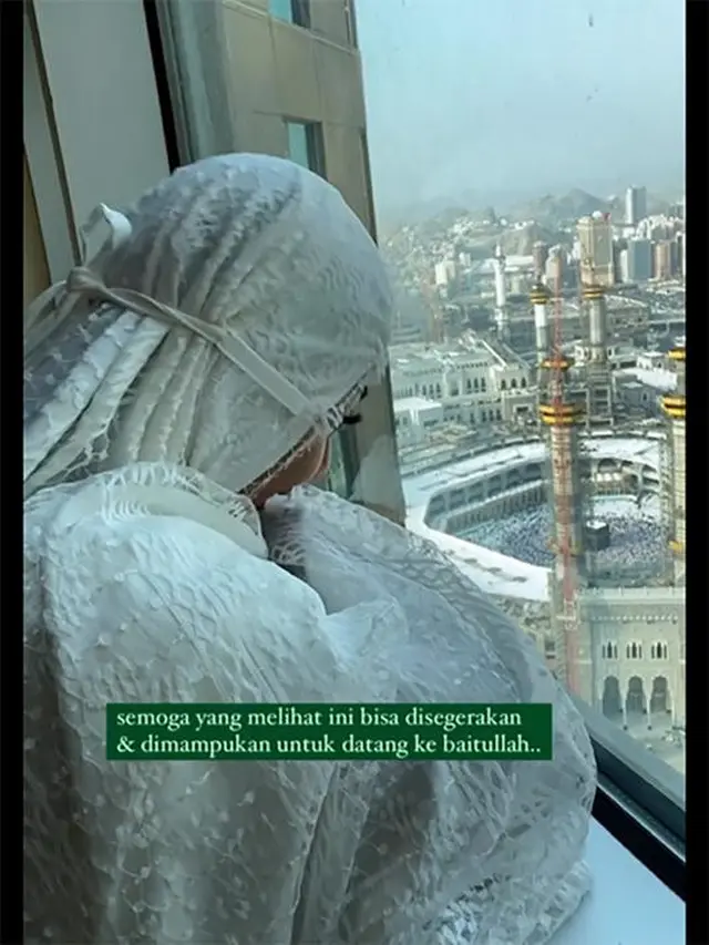 7 Momen Jenita Janet Jalani Umroh Bareng Keluarga, Penampilannya Bikin Pangling