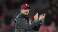 Namun usaha mereka mendapat penolakan halus dari Klopp. Pelatih Liverpool tersebut masih berniat meneruskan karier nya bersama Liverpool hingga 2022. (AFP/Oli Scarff)