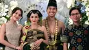 Azof Rangga tampil menawan kenakan kemeja lengan pendek motif batik.  [@azofranggah].