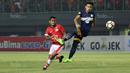 Pemain Persija Jakarta, Ramdani Lestaluhu (kiri) berebut bola dengan pemain Persela Lamongan, Agung Pribadi pada lanjutan Liga 1 2017 di Stadion Patriot Bekasi, Minggu (27/8/2017).  Persija menang 2-0. (Bola.com/Nicklas Hanoatubun)