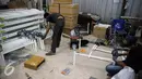 Para pekerja memasang roda untuk tempat tidur rumah sakit di UKM Nuri Teknik, Peuteuy Condong, Cibeber, Cianjur, Jawa Barat, Rabu (30/11). Pada tahun 2016 kapasitas produksi mencapai hingga 24 ribu unit alat kesehatan. (Liputan6.com/Faizal Fanani)