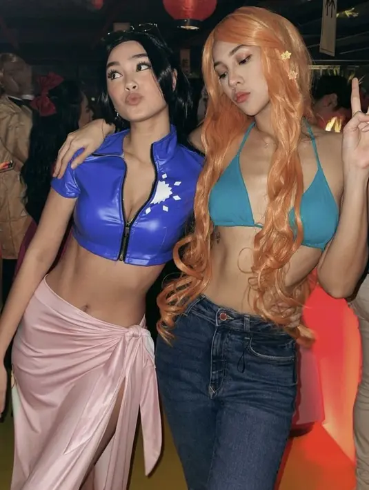 <p>Caitlin Halderman tampil menjadi Nico Robin, ia mengenakan atasan crop top latex navy dipadukan selendang pink sebagai bawahan. Credit: (@anyageraldine)</p>