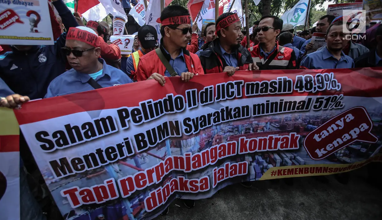 Peserta membentangkan spanduk tutuntan saat menggelar aksi unjuk rasa di depan kantor Kementerian BUMN, Jakarta, Senin (31/7). (Liputan6.com/Faizal Fanani)