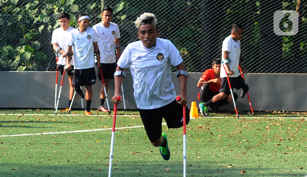 Pemain Timnas Amputasi Indonesia mengikuti latihan fisik jelang Piala Dunia Amputasi 2022 di Sports Club Serena Mansion, Jakarta Selatan, Selasa (5/7/2022). Mereka akan berlaga di Piala Dunia Sepak Bola Amputasi atau World Amputee Football Federation (WAFF) World Cup 2022 di Turki pada Oktober 2022. (merdeka.com/Arie Basuki)