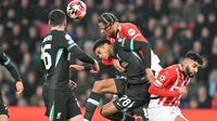 Pemain Liverpool, Jarell Quansah (tengah kiri) berebut bola dengan bek PSV Eindhoven Armando Obispo (tengah kanan) pada matchday 8 league phase Liga Champions 2024/2025 di Philips Stadion, Eindhoven Rabu 29 Januari 2025 waktu setempat atau Kamis (30/1/2025) dini hari WIB. (NICOLAS TUCAT/AFP)