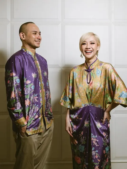 Bunga Citra Lestari kenakan setelan tunik bergaya cheongsam dan celana Batik satin ungu dan kuning [@itsmebcl]