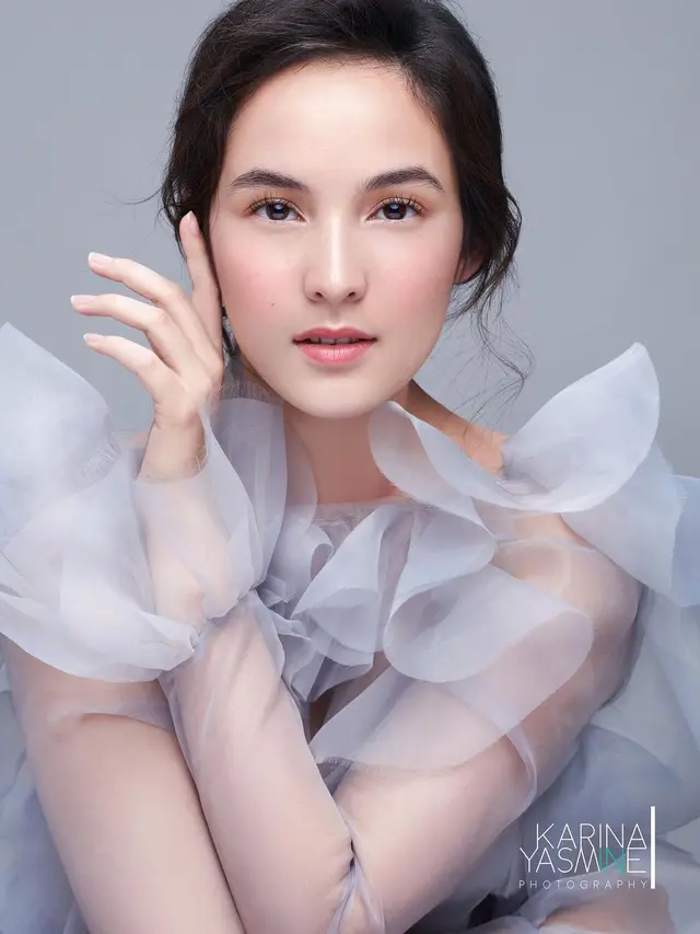 6 Gaya Pemotretan Terbaru Chelsea Islan dengan Makeup Flawless, Curi Perhatian