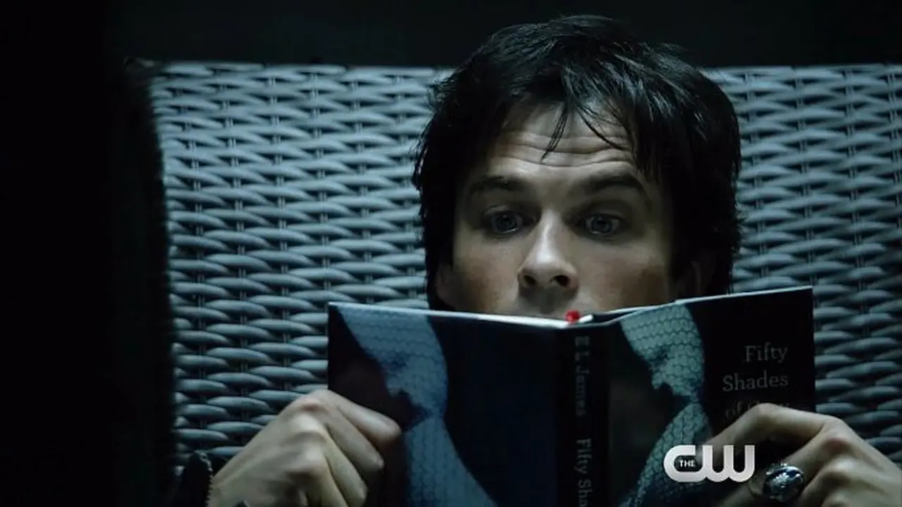 [Bintang] Ian Somerhalder Nikmati Novel Fifty Shades of Grey