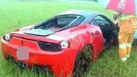 Ferrari 458 Italia Tergelincir Masuk Sawah