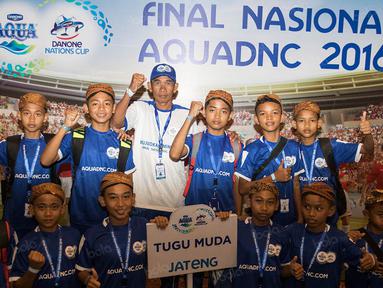 Perwakilan final nasional Aqua Danone Nations Cup 2016 foto bersama disela-sela pengundian di Hotel Ritz Carlton, Jakarta, Kamis (21/7/2016). (Bola.com/Vitalis Yogi Trisna)