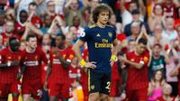 Ekspresi pemain Arsenal David Luiz setelah pemain Liverpool Mohamed Salah mencetak gol kedua ke gawang timnya saat bertanding dalam Liga Inggris di Stadion Anfield, Liverpool, Inggris, Sabtu (24/8/2019). Liverpool menang 3-1 dan kukuh di puncak klasemen sementara. (AP Photo/ Rui Vieira)