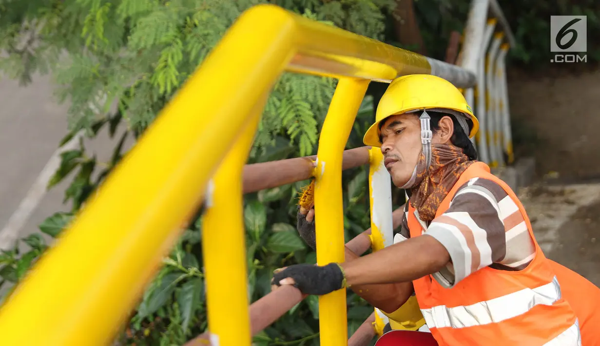 Pekerja mengecat jembatan penyeberangan orang (JPO) di kawasan Cipayung, Jakarta Timur, Rabu (30/5). Pengecatan dilakukan untuk merawat JPO agar tidak kusam dan lebih nyaman digunakan oleh pejalan kaki. (Liputan6.com/Immanuel Antonius)