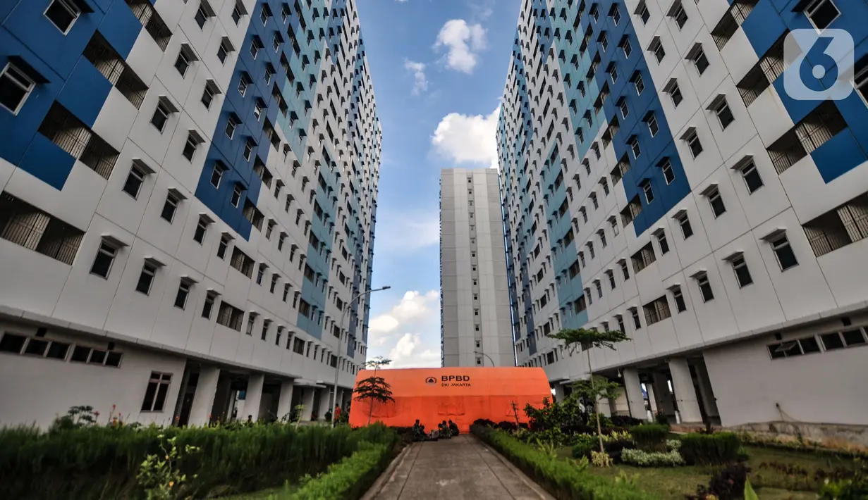 Tenda Badan Penanggulangan Bencana Daerah (BPBD) DKI Jakarta saat disiapkan di antara tower Rusun Nagrak, Cilincing, Jakarta Utara, Selasa (15/6/2021). Rusun Nagrak disiapkan untuk mengantisipasi lonjakan kasus positif COVID-18 di Ibu Kota. (merdeka.com/Iqbal S. Nugroho)