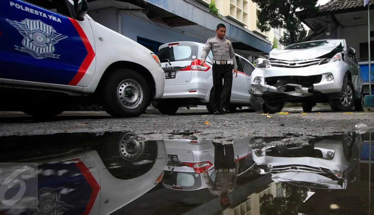 Mobil yang ringsek akibat kecelakaan lalulintas di simpang diamankan petugas di Yogyakarta, Senin (30/5). Kecelakaan maut tersebut bermula ketika mobil Avanza melaju dengan kecepatan tinggi dari arah timur dan akhirnya hilang kendali. (Boy Harjanto)