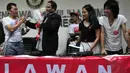 Secara simbolis, para artis dan musisi memberikan mawar putih kepada salah satu Komisioner Bawaslu, Nasrullah, Jakarta, Selasa (8/7/14). (Liputan6.com/Johan Tallo)