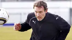 Aksi pelatih Bordeaux, Laurent Blanc dengan bola di saat sesi latihan tim yang digelar di Haillan, dekat Bordeaux, 8 Februari 2010. AFP PHOTO / PATRICK BERNARD 