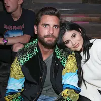Setelah resmi putus dari Tyga beberapa waktu lalu, Kylie Jenner menggandeng Scott Disick, mantan pacar kakaknya, Kourtney Kardashian usai menghadiri sebuah acara. (AFP/Bintang.com)