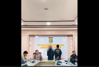 Kapolres Metro Jakarta Timur Kombes Alfian Nurrizal bersama pemilik wedding organizer (WO) Marwah sepasang suami istri (pasutri) RM dan ER. (Tangkapan Layar Instagram @alfiannurrizal.id)