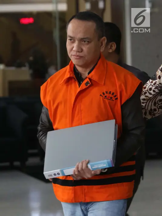 Tersangka dugaan suap lelang proyek saluran air hujan di Kota Yogya yang juga mantan Kejari Yogyakarta non aktif, Eka Safitra usai menjalani pemeriksaan di Gedung KPK, Jakarta, Selasa (17/9/2019). Ini merupakan pemeriksaan lanjutan tersangka. (Liputan6.com/Helmi Fithriansyah)