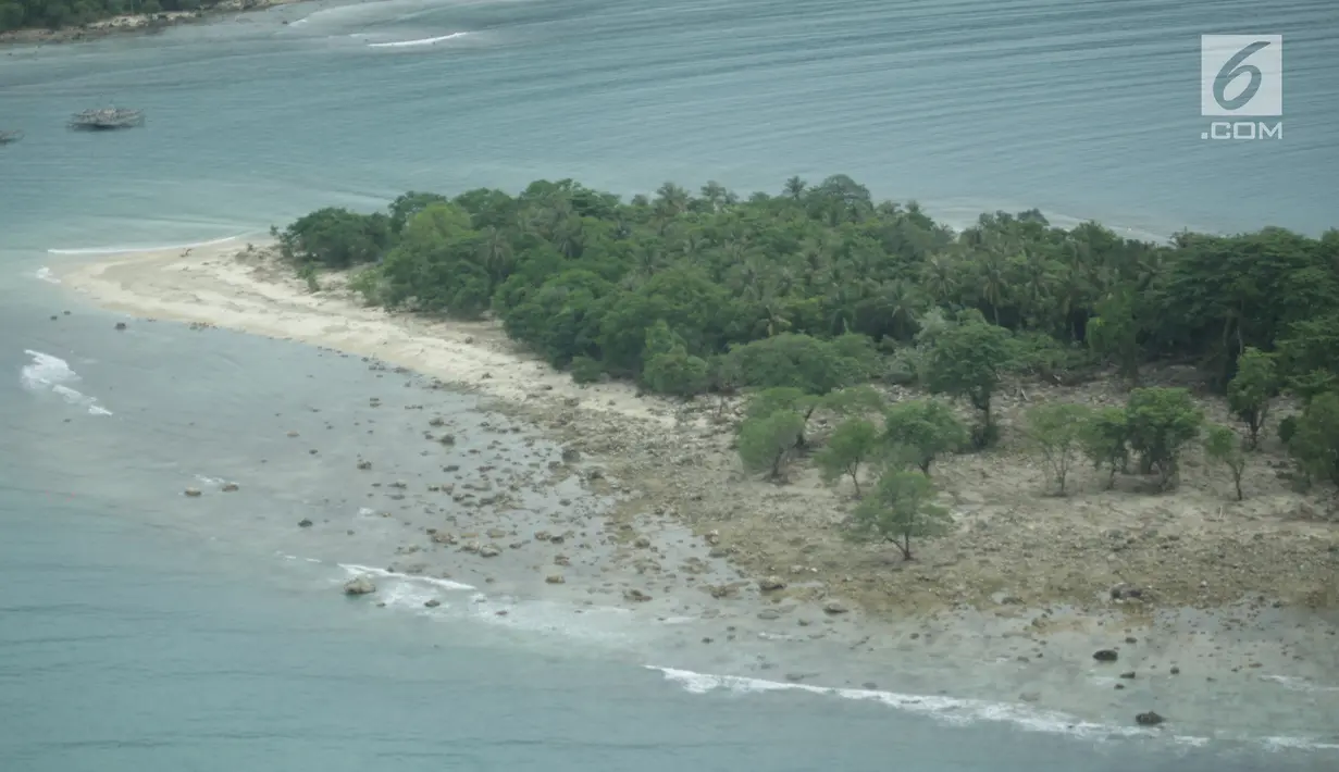 Pemandangan dari udara wilayah Kota Lampung usai diterjang tsunami, Selasa (25/12). Lampung Selatan menjadi salah satu daerah terdampak Tsunami. (Liputan6.com/Zulfikar Abubakar)