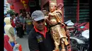 Petugas menyelamatkan patung dewa untuk dibawa ke lokasi yang lebih aman usai kebakaran yang melanda Wihara Dharma Bhakti pada Senin (2/3/2015) dini hari. (Liputan6.com/Faisal R Syam)