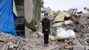 Maram Al-Assali, 12 tahun, berpose di depan rumahnya yang hancur di Jabalia, Jalur Gaza utara, pada 9 Februari 2025. (Bashar TALEB/AFP)