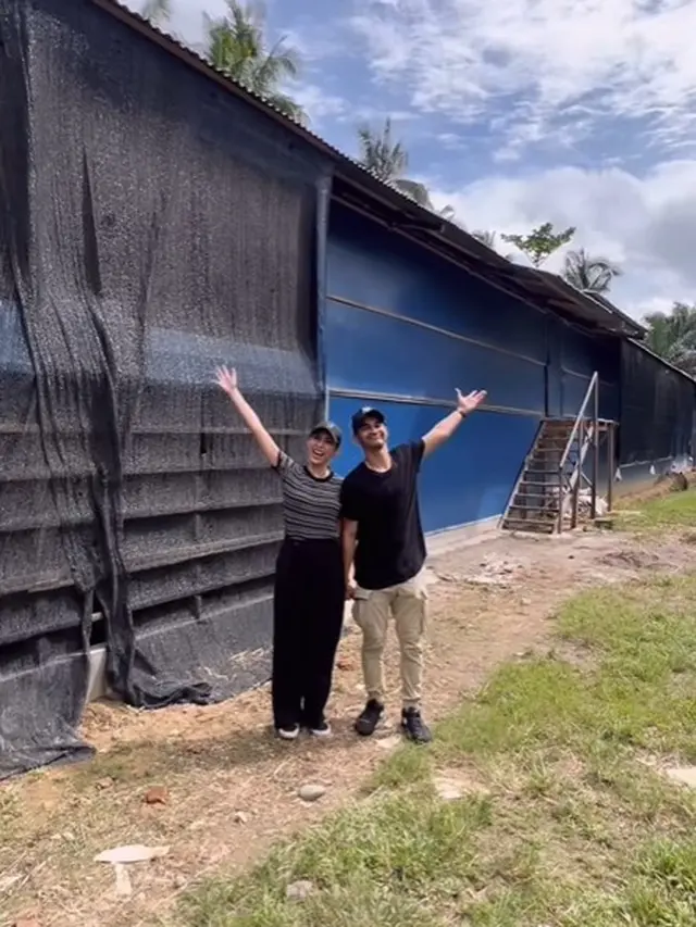 Tyas Mirasih di peternakan ayam suaminya (Instagram/tyasmirasih)