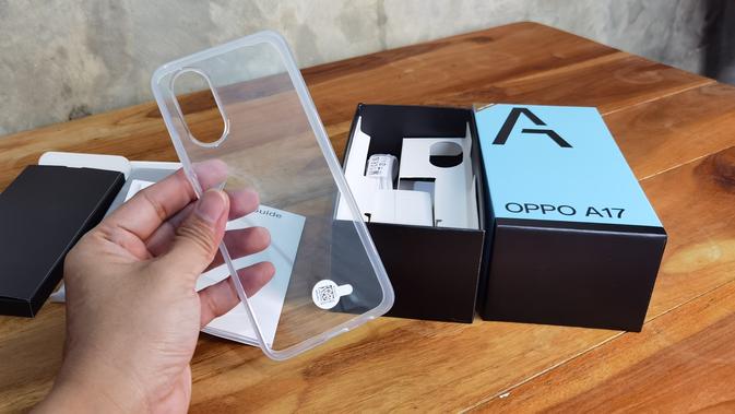 <p>case Oppo A17 transparan berbahan silikon. Liputan6.com/Iskandar</p>