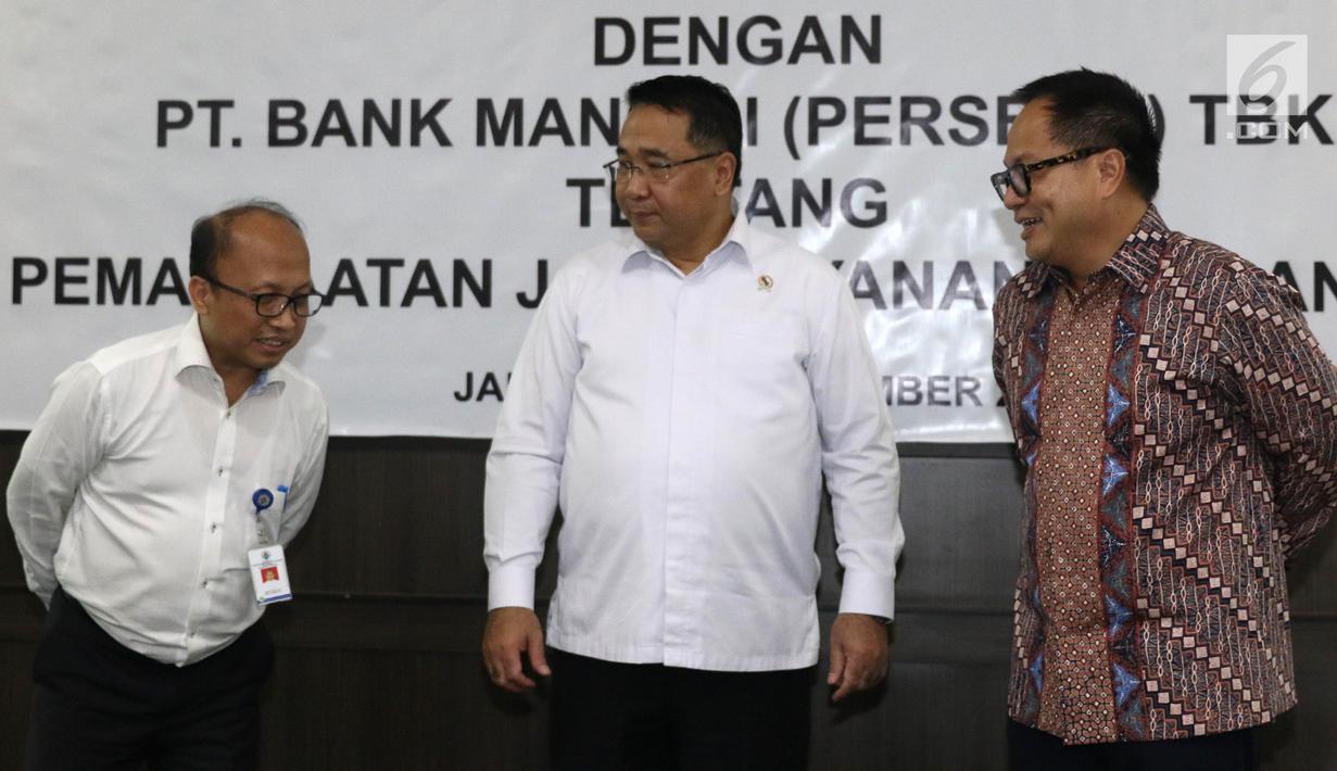 Mendes PDTT Eko Putro Sandjojo (tengah) bersama Dirut Bank Mandiri Kartika Wirjoatmodjo (kanan) dan Sekjen Kemendes PDTT Anwar Sanusi (kiri) saat penandatanganan kerja sama di Kantor Kemendes PDTT, Jakarta, Senin (30/9/2019). (Liputan6.com/Angga Yuniar)