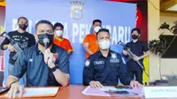 Otak pelaku teror kepala anjing (baju orange kanan) saat dihadirkan polisi dalam konferensi pers. (Liputan6.com/M Syukur)