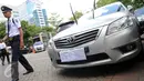 Sebuah mobil Toyota Camry terparkir di halaman Gedung KPK, Jakarta, Senin (15/2). Mobil ini diamankan saat petugas KPK melakukan OTT terhadap Kepala Sub Direktorat Kasasi dan PK Perdata dan Khusus MA, Andri Tristianto Sutrisna. (Liputan6.com/Helmi Afandi)
