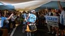 Mereka disambut para fans Argentina lainnya yang telah lebih dahulu berada di Doha, Qatar. (AFP/Kirill Kudryavtsev)