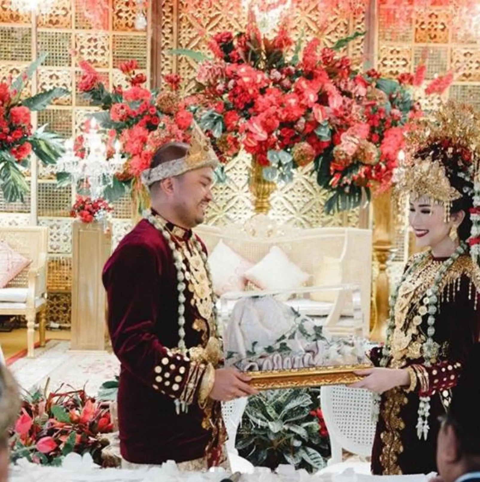 Afifuddin Kalla menyerahkan maskawin kepada Tistha Nurma saat akad nikah (Instagram/@tityhatta)