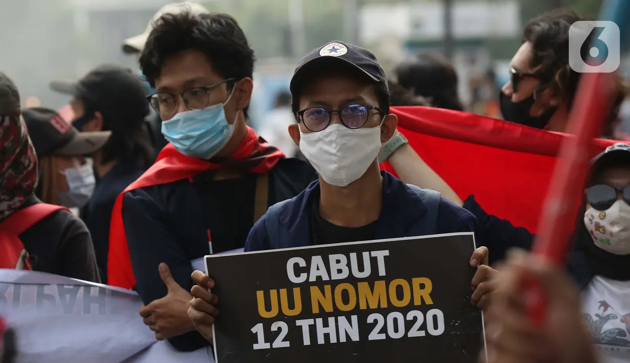 Mahasiswa dari berbagai elemen dan kampus berunjuk rasa di kawasan Patung Kuda Jalan Medan Merdeka Barat, Jakarta, Selasa (10/11/2020). Mahasiswa menuntut pencabutan pengesahan Omnibus Law UU Cipta Kerja melalui Perppu. (Liputan6.com/Helmi Fithriansyah)