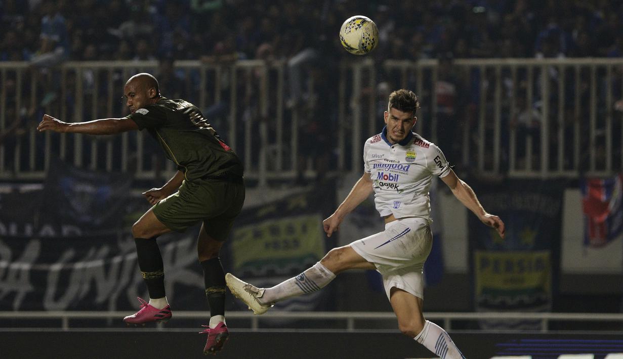 Bek Persib Bandung, Nick Kuipers, berebut bola dengan striker Tira Persikabo, Loris Arnaud, pada laga Shopee Liga 1 di Stadion Pakansari, Bogor, Sabtu (14/9). Tira Persikabo bermain imbang 1-1 atas Persib Bandung. (Bola.com/Yoppy Renato)