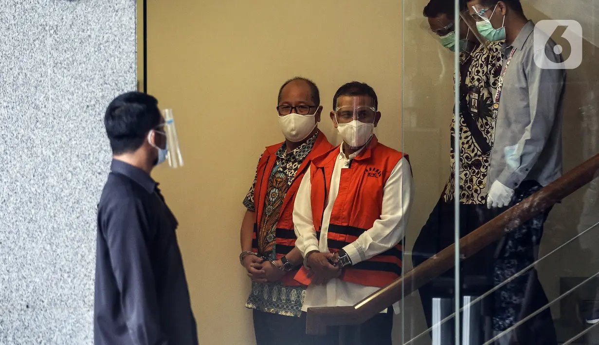 Wali Kota Cimahi Ajay Muhammad Priatna (tengah) usai diperiksa terkait kasus suap perizinan pengembangan Rumah Sakit Kasih Bunda Cimahi di Gedung KPK, Jakarta, Sabtu (28/11/2020). Selain Ajay, KPK menetapkan Komisaris RS Kasih Bunda Hutama Yonathan. (Liputan6.com/Johan Tallo)