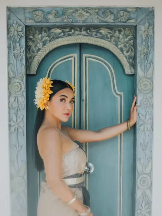 <p>Denada muncul mengenakan baju adat bali dengan sentuhan kontemporer yang disebut sebagai Jatayu oleh Indira Laksmi. (Instagram/ayusuma_lestari/indiralaksmi_bali).</p>