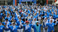 Sebanyak 1.500 kader PKK dan komunitas perempuan mengikuti senam edukasi pentingnya sarapan gizi seimbang dan gaya hidup aktif untuk bangun daya tahan alami keluarga bersama Frisian Flag Indonesia di Kota Tangerang (26/02/2023). (Liputan6.com)