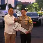 Eri Cahyadi saat menyerahkan bantuan 11 mobil operasional pinjam pakai kepada kaoolrestabes Surabaya Kombes Yusep. (Dian Kurniawan/Liputan6.com)