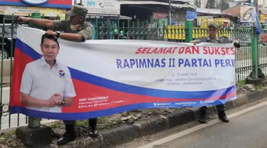 Petugas Satpol PP membongkar spanduk parpol yang dipasang di Jalan Letjen Suprapto, Cempaka Putih, Jakarta (21/3). Panwaslu Cempaka Putih menertibkan spanduk tersebut karena melanggar UU Nomor 7 Tahun 2017 tentang Pemilihan Umum. (Merdeka.com/Arie Basuki)