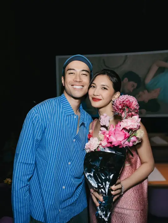 Sheila Dara turut menerima buket bunga dari sang suami, Vidi Aldiano. Tampak Sheila yang anggun dalam balutan sleeveless dress warna pink. Sedangkan Vidi dengan kemeja bergaris warna biru. [@vidialdiano].