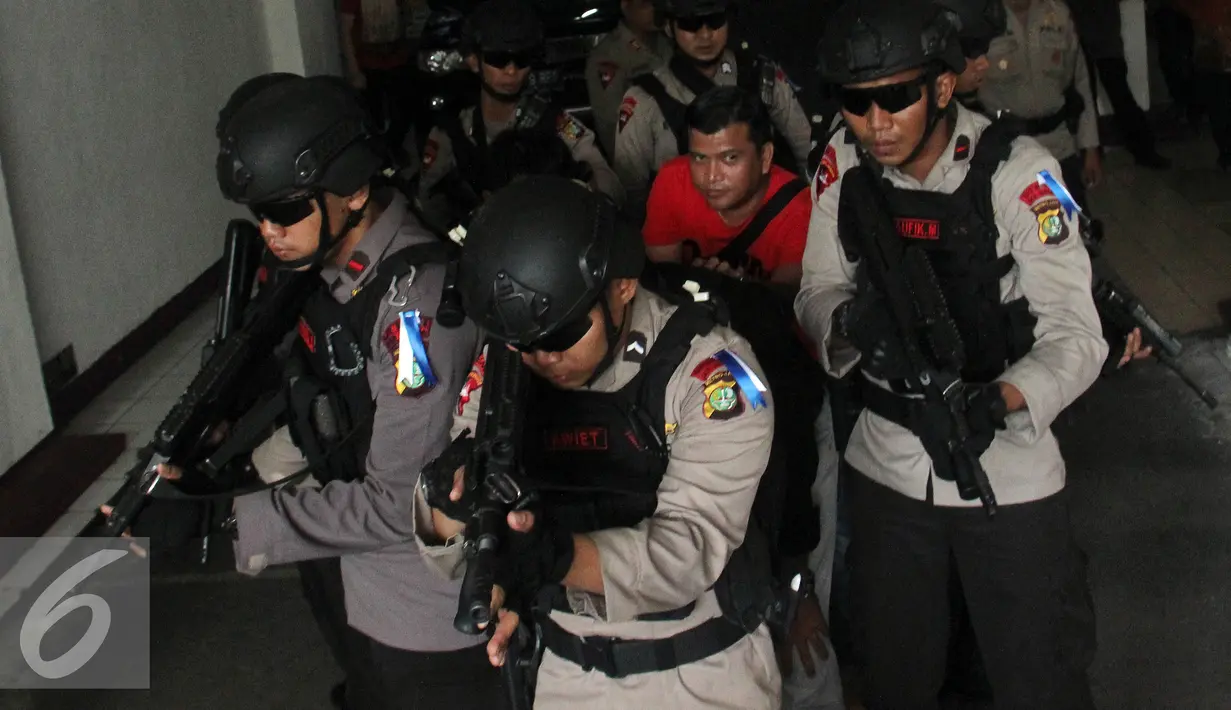 Demonstran bentrok dengan petugas saat simulasi pengamanan jelang pendaftaran Calon Gubernur dan Wakil Gubernur DKI Jakarta Periode 2017-2022 di Kantor KPU Pusat, Jakarta, Jumat (16/9). Pendaftaran dimulai 21-23 September 2016. (Liputan6.com/Johan Tallo)