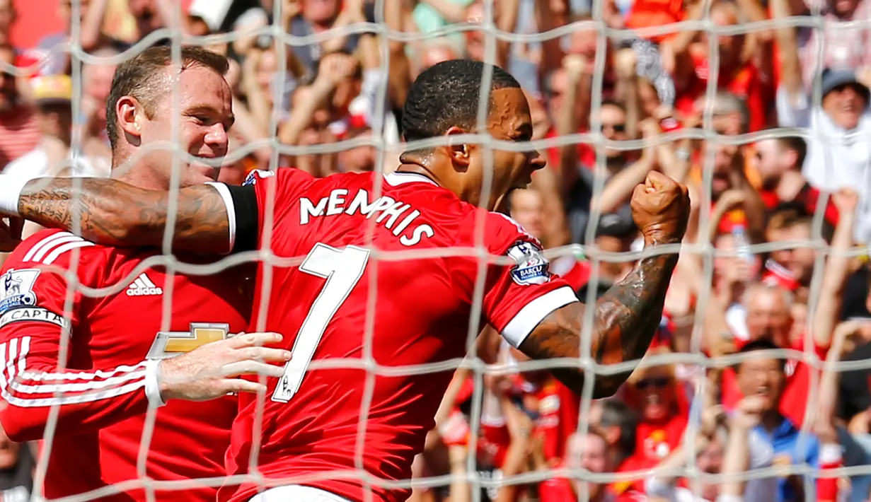 Memphis Depay (kanan) dan Wayne Rooney merayakan gol ke gawang Spurs dalam pertandingan di Stadion Old Trafford, Inggris. Sabtu (8/8/205). (Action Images via Reuters/Darren Staples)
