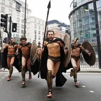 Tentara Sparta membajak London Underground, sistem transportasi di London.