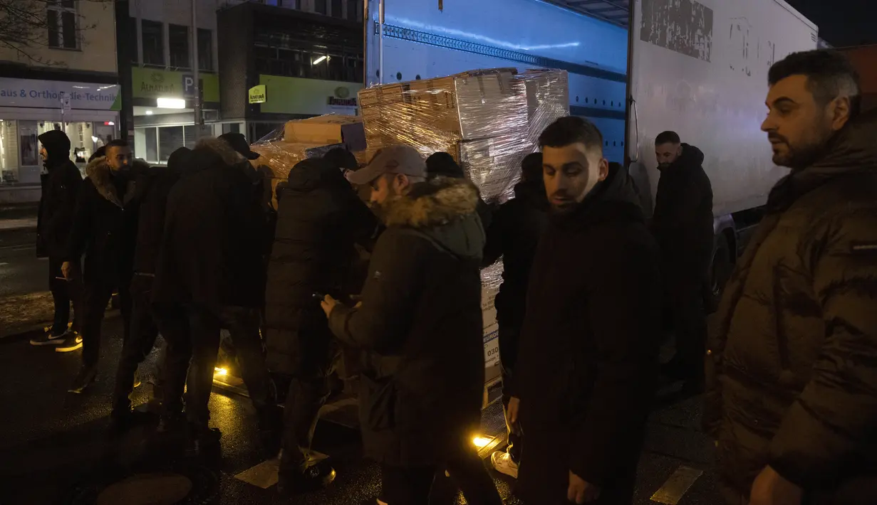 Pasokan bantuan untuk korban gempa bumi di Turki dan Suriah dimuat ke dalam truk di Turmstrsse di Moabit, di Berlin, Jerman, Senin, 6 Februari 2023. Anggota komunitas Turki di Berlin mengumpulkan berton-ton bantuan dalam beberapa jam. (Paul Zinken/dpa via AP)