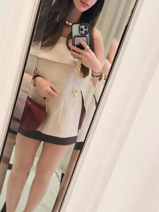 Di acara tersebut, Nia memilih tampil kasual santai dengan mengenakan atasan tube warna coklat sesuai dresscode. Dipadukan mini skirt coklat gelap dan membawa handbag Dior Maroon. [@ramadhaniabakrie]
