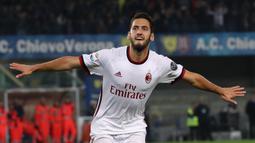 Pemain AC Milan, Hakan Calhanoglu merayakan golnya ke gawang ChievoVerona pada laga Serie A di Bentegodi stadium, Verona, (25/10/2017). AC Milan menang 4-1. (Filippo Venezia/ANSA via AP)