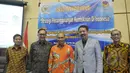 Ketua Fraksi Partai NasDem di DPR Victor Laiskodat (tengah) berfoto bersama usai  seminar di Gedung DPR, Jakarta Jumat (13/2/2015). Seminar membahas tentang Strategi Penanggulangan Kemiskinan diIndonesia. (Liputan6.com/Andrian M Tunay)