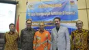Ketua Fraksi Partai NasDem di DPR Victor Laiskodat (tengah) berfoto bersama usai seminar di Gedung DPR, Jakarta Jumat (13/2/2015). Seminar membahas tentang Strategi Penanggulangan Kemiskinan diIndonesia. (Liputan6.com/Andrian M Tunay)